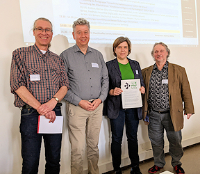 Das Sprecher:innenteam der Fachgruppe mit dem Manifest der Fachgruppe (Foto: Matthias Möller)